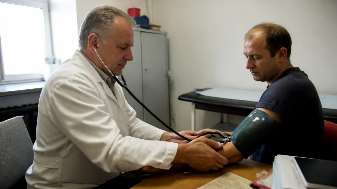 Badania kontrolne po 30 dniach nieobecności przed dopuszczeniem do pracy Lekarz medycyny pracy mierzy ciśnienie powracającemu pracownikowi w gabinecie przed dopuszczeniem do pracy.